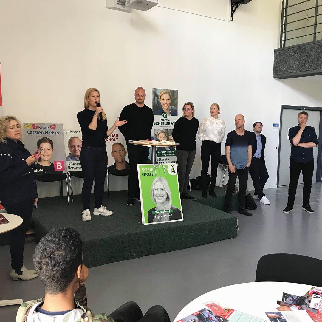 SofieGroth1's tweet photo. I dag på Høje Taastrup private Gymnasium. Jeg kan ikke understrege det nok - når vi har så mange unge der mistrives, og en klode der er ved at brænde sammen, så er det tid til et radikalt kursskifte i dansk politik! @alternativet_ #sofiesvalg  #dkmedier #dkpol #FT19 https://t.co/uLVT8KJLs7
