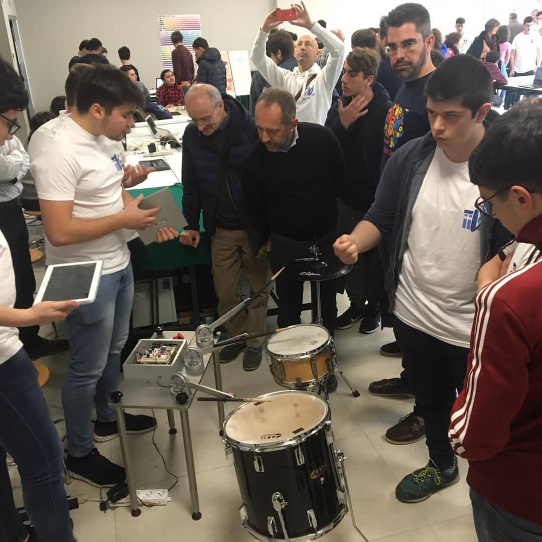 RoboVallauri's tweet photo. Il suo ritmo ha ammaliato i bambini di #Cuneo, ha incantato le #Ops di #Cesena e ora è pronto a conquistare i visitatori della #MFB19.
#Druminator è in partenza per @visit_berlin 
#MFB19 #robovallauri #vallauri #fossano #futuracuneo #ops #berlin #roadtoberlin #robot #staytuned https://t.co/9JBAmmv96w