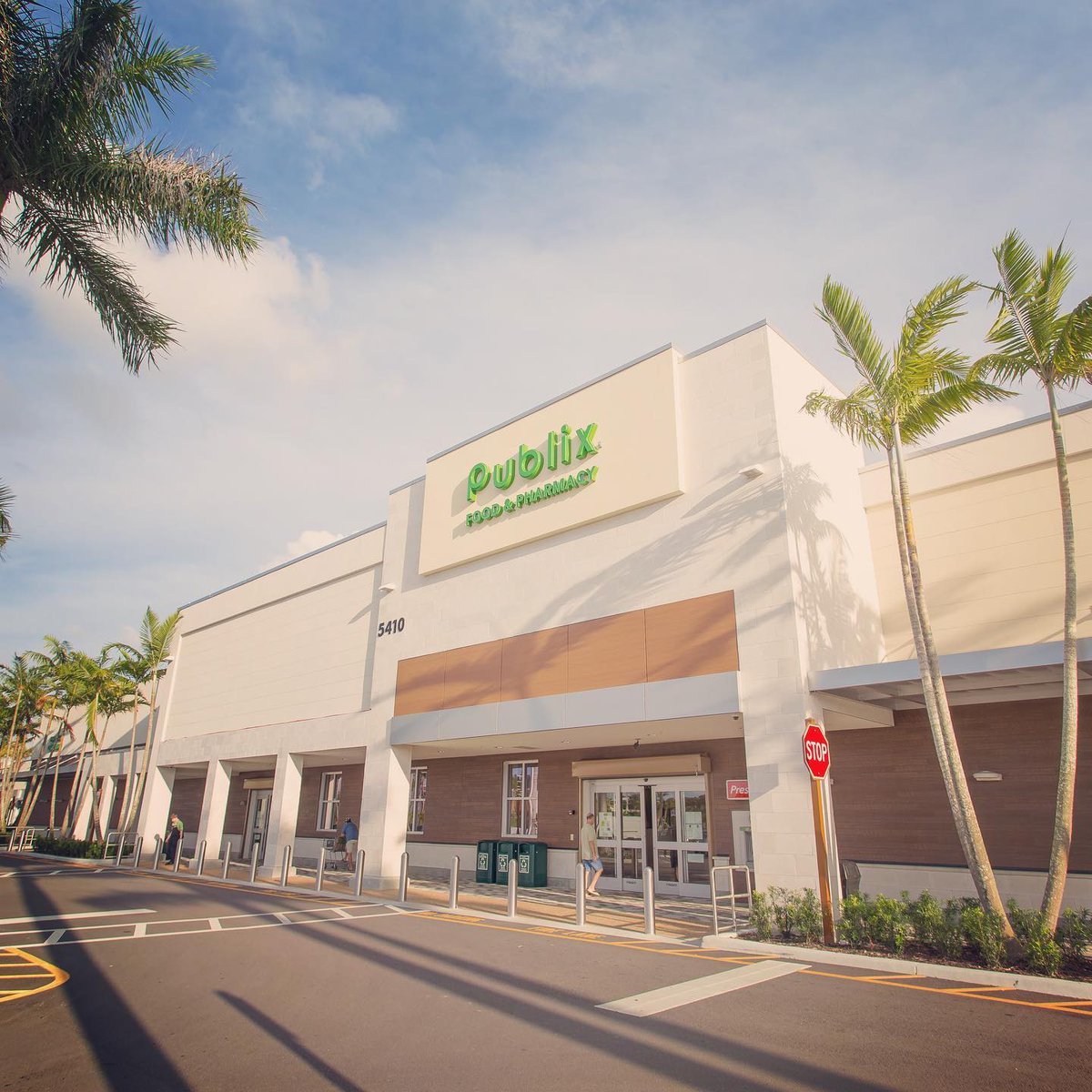 jraycorp's tweet image. Mondays are for making moves out at Alton Town Center in Palm Beach Gardens, FL! This stunning #lifestylecenter is nearing completion and we are filled with #gratitude to manage the team as #generalcontractor 🌴 #jraymondconstruction #commercialcontractor #retail #grocery