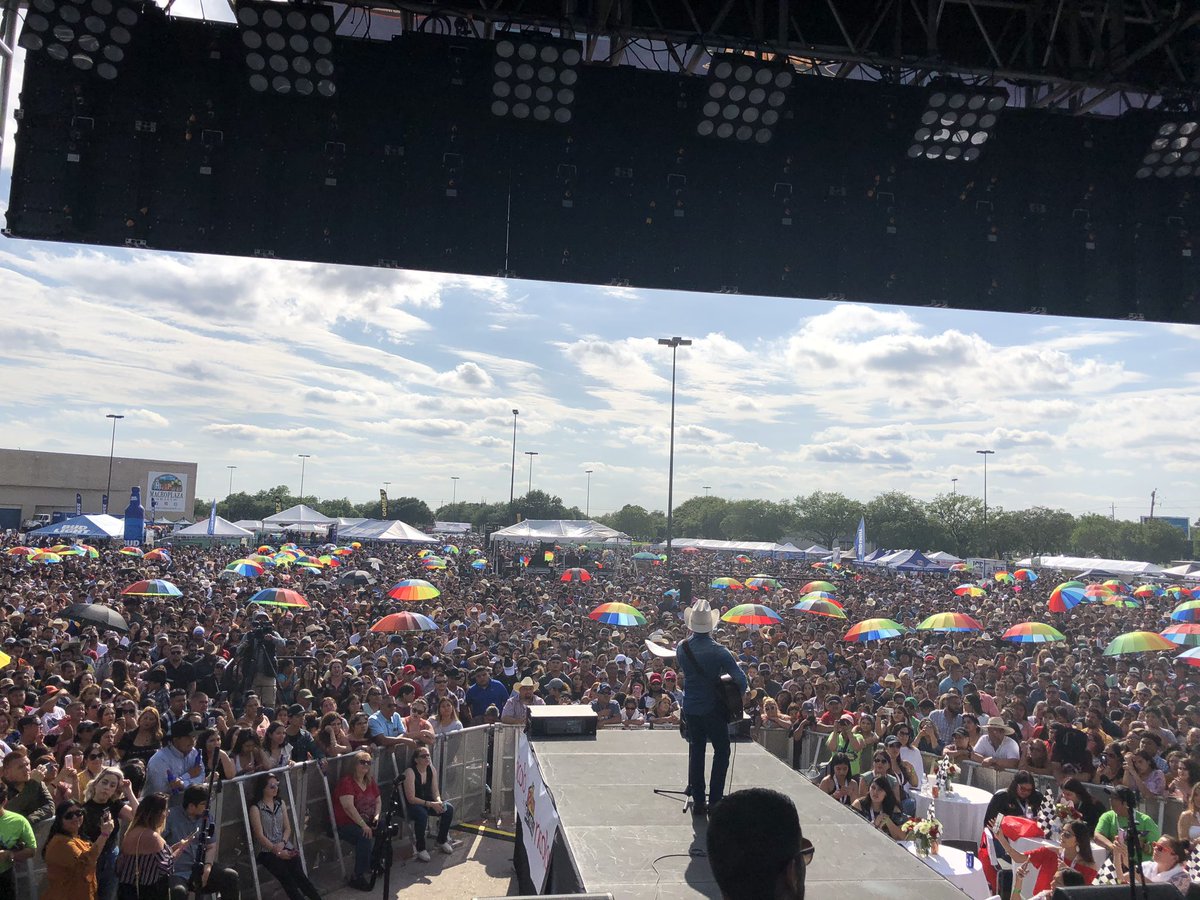 muzquizlamejor's tweet photo. Ya he publicado en varias ocasiones,que tantas miles de personas, gracias todo un éxito ,etc ...hoy quiero publicar lo mas importante,para que sepa el mundo que 🌍 DIOS SIGUE SIENDO FIEL 🙏🏼 #festivalhouston gracias. A Dios 🙏🏼una vez más .... https://t.co/k89BoyFdVh