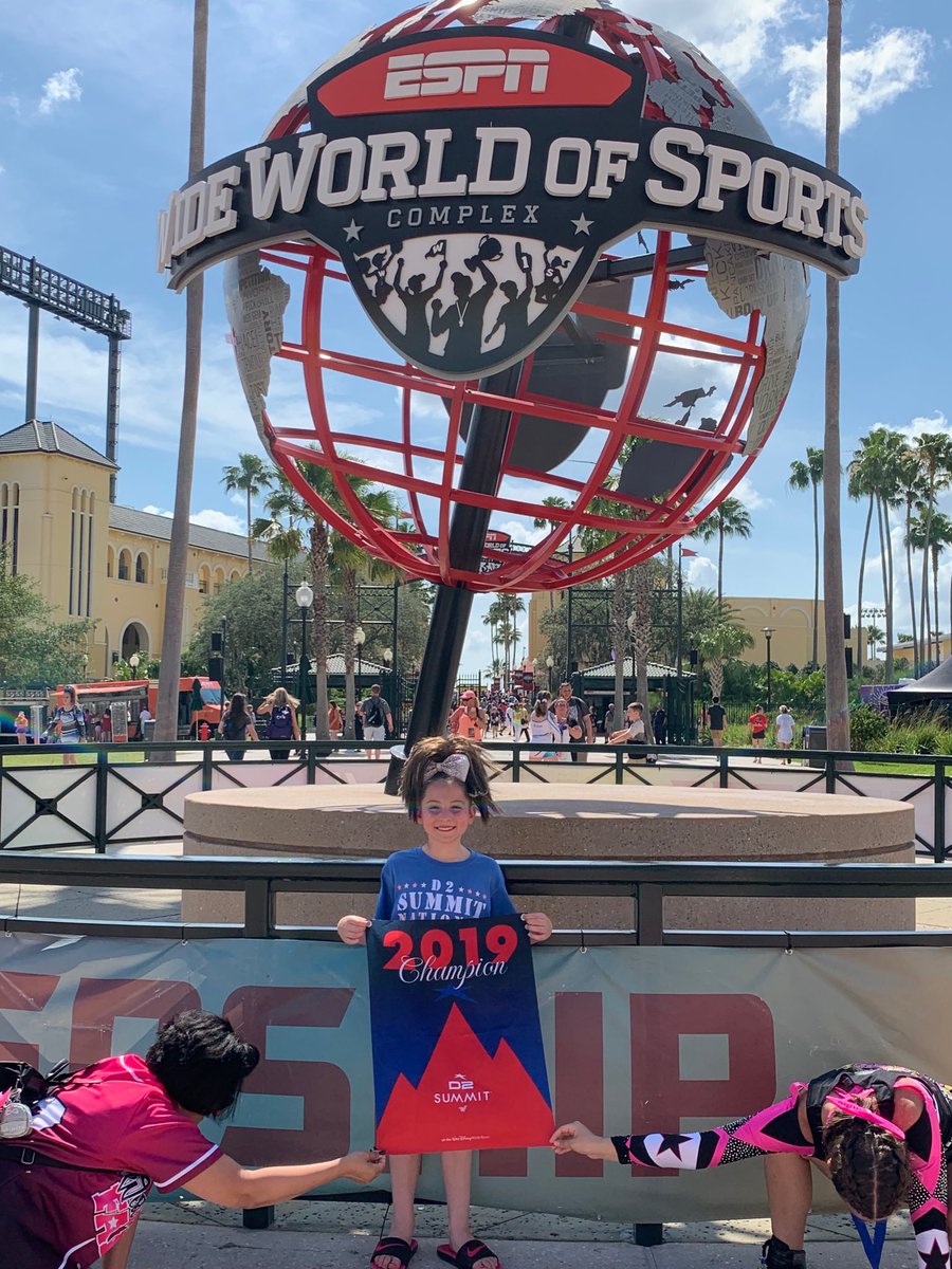 SerraKristen's tweet photo. The wind kept blowing the banner up. If this isn’t good #sportsmanship , I don’t know what is. #d2summit #evolutioncheer @VarsityAllStar https://t.co/dPg9VtjD7s