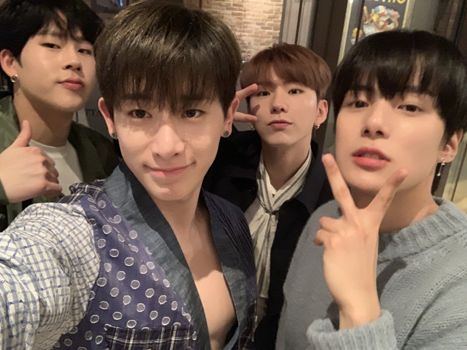 Hyungwon___x's tweet photo. 今日はﾓﾝﾍﾞﾍﾞにとっても、ﾓﾈｸにとっても大切な日ですね。

ｵｰﾃﾞｨｼｮﾝではﾎﾞﾛｸｿに言われ、必死に頑張ったのに脱落してく仲間を見て、何度も泣いた優しく強い我らMonstax。

最近浮上出来なくて何様だよって思うかもしれないけど皆出会ってくれてありがとう

#MONSTA_X
#モネク https://t.co/uJLpBMOS7Y