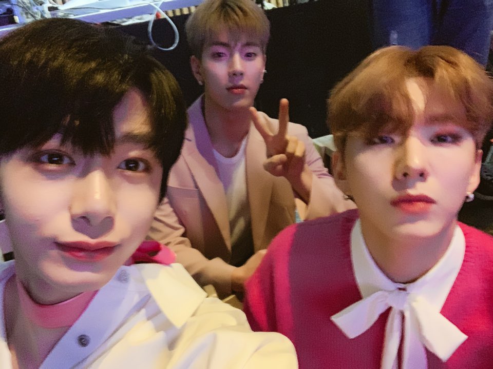 Hyungwon___x's tweet photo. 今日はﾓﾝﾍﾞﾍﾞにとっても、ﾓﾈｸにとっても大切な日ですね。

ｵｰﾃﾞｨｼｮﾝではﾎﾞﾛｸｿに言われ、必死に頑張ったのに脱落してく仲間を見て、何度も泣いた優しく強い我らMonstax。

最近浮上出来なくて何様だよって思うかもしれないけど皆出会ってくれてありがとう

#MONSTA_X
#モネク https://t.co/uJLpBMOS7Y