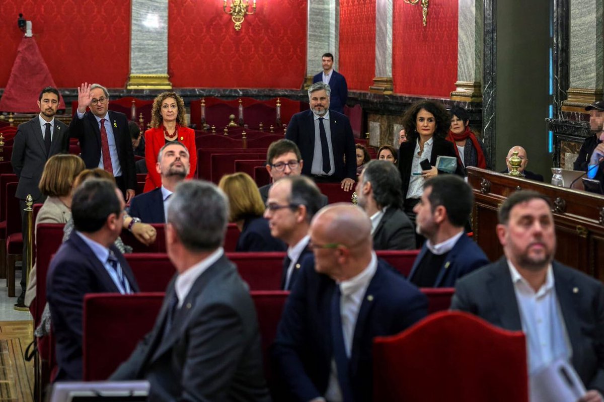 adicsenxarxa's tweet photo. No hi ha pitjor tirania que la que s'exerceix a l'ombra de les lleis i la calor de la justícia. 
Montesquieu! 
#LlibertatPresosPoliticsiexiliats #FreeTothom
#llibertat #Freedom
#JudiciFarsa 
#Dempeus https://t.co/H6DIg32MGL