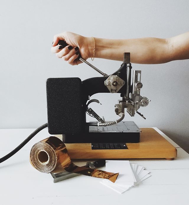 🚨Workshop Alert 🚨 We’re excited to be pairing with @snap_and_tumble for a Hot Foil Stamping Stationery workshop on Saturday, June 15th! Learn how to set metal type and use a vintage Kingsley hot foil stamping machine to print custom stationery. Type,… bit.ly/2HhpkhV