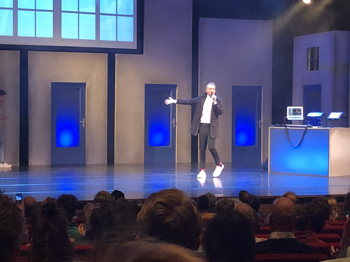 KristienMaraha's tweet photo. @arjenlubach je was fantastisch! Twee uur gelachen tijdens een geweldige dienst😉🤣 #grappig #enschede #lubach https://t.co/tpNujMszBx
