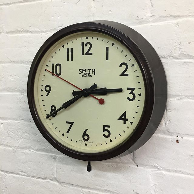 mayflyvintage's tweet photo. 1930s Smith Sectric Bakelite Wall clock fresh in stock - mains wired - excellent condition - online now #rusticdecor #scandihome #scandinavianstyle #smithsclock #wallclock #sectric #vintageclock #industrialclock #industrialstyle #vintagestyle #antiqueclo… https://t.co/zQ1kCi3iXS https://t.co/He7pxTw2Lk