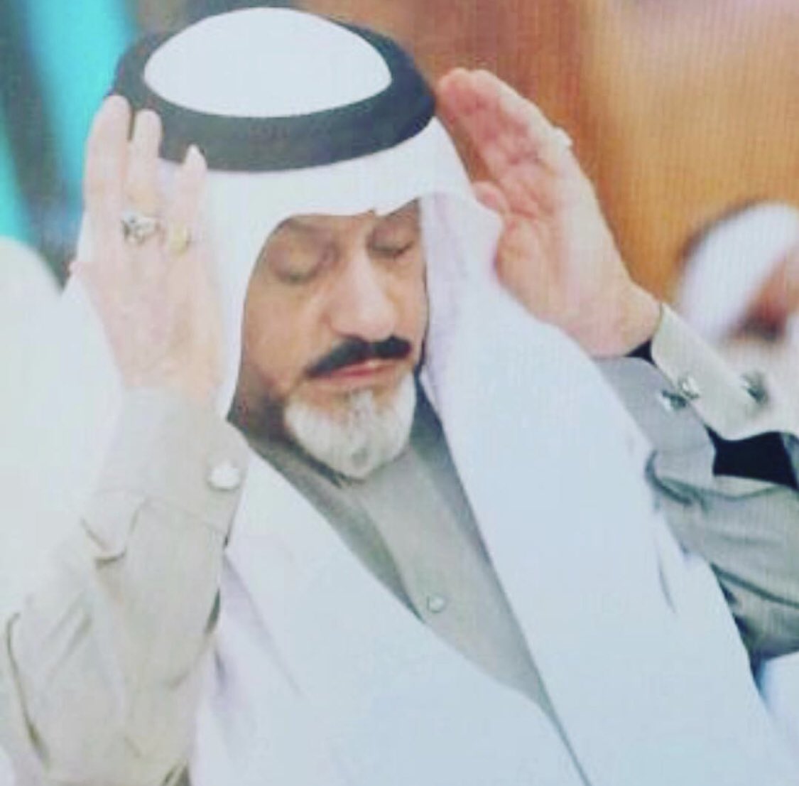 أبتاه يا أبتاه .. هل تسمعني
فالكون يسمع صرختي و ندائي 

أبتاه .. جد لي بالجواب فأنني
من يوم فقدك لم يقف بكائي

بذكرى تفجير جامع الامام الصادق يتجدد معها ألم الرحيل و فرحة الشهادة ، رحم الله تلك الكوكبة من المؤمنين الأخيار 

الفاتحة لوالدي الشهيد
#عبدالحميد_الرفاعي
#شهداء_الصادق