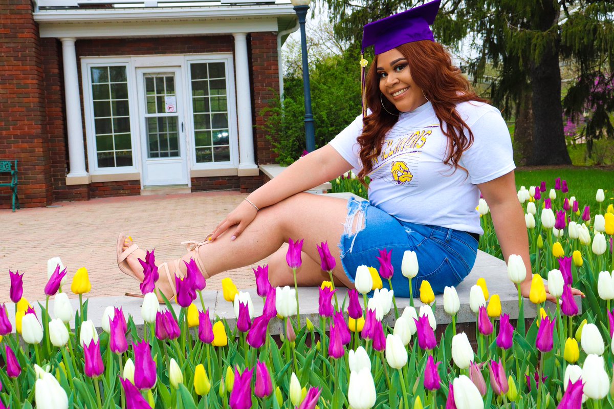 Kashmachine_'s tweet photo. #WIUGrad19 https://t.co/YjPfPueBHx