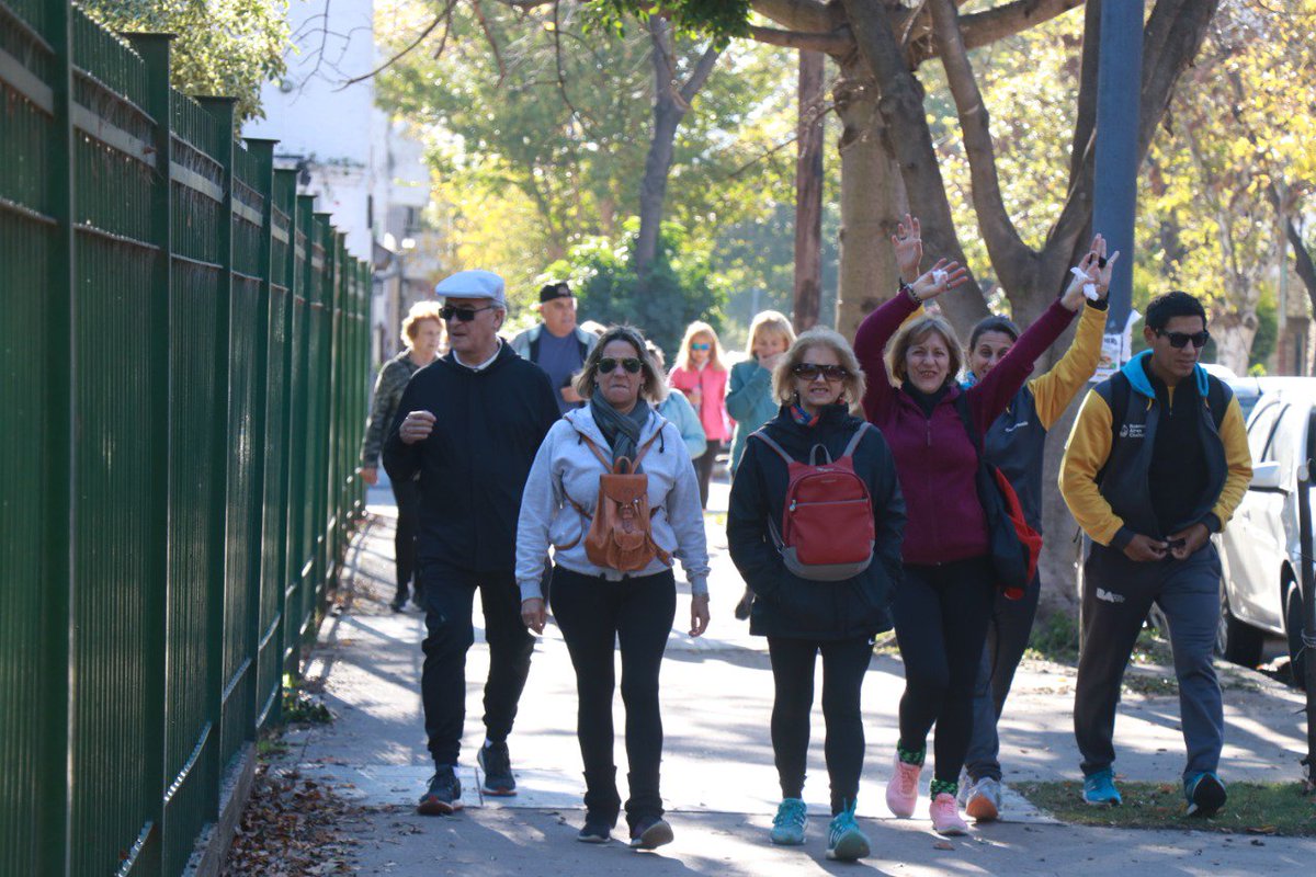 baciudadactiva's tweet photo. A través del programa #PlazasActivas de @DeportesBA vivimos la jornada denominada #BACamina, en donde miles de vecinos recorrieron 3 km en distintos puntos de la Ciudad 🚶‍♀️🚶‍♂️ 
¡También hubo baile y actividades divertidísimas!
#BACiudadActiva
#PoneteEnMovimiento https://t.co/TNhhWnonkb