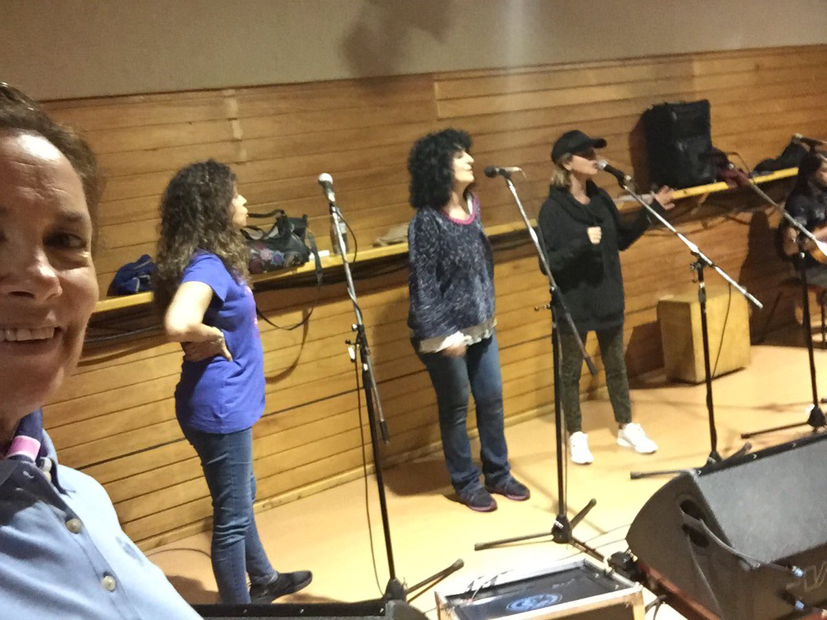 sanmihanovich's tweet photo. Quedan muy pocas entradas. Mañana honraremos la vida de #DanyLeis en #LaTrastienda @tuentrada va a estar llena de música y amor, que gran oportunidad @patriciasosaok @MarilinaRossOk @MarcelaMoreloOK @juliazenkok #Baglietto @lebon_david acá ensayando https://t.co/PPrHs86xOm