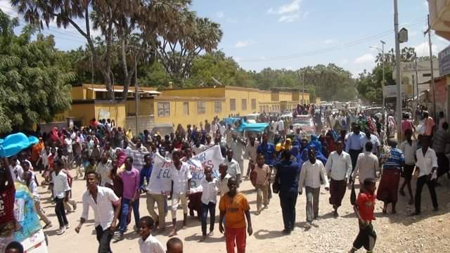 Qarqar2's tweet photo. Ardayda dalka ee dugsiyada sare  oo aad kaga xumaaday go'aanka dowladda ay ku hakisay qaadida Imtixaanka Shahaadiga gaar ahaan kuwooda Muqdisho ku nool ayaa qorsheynaya Dibad baxayo waa weyn ay kaga soo horjeedaan joojinta imtixaanka. https://t.co/4ko7yYtOBC