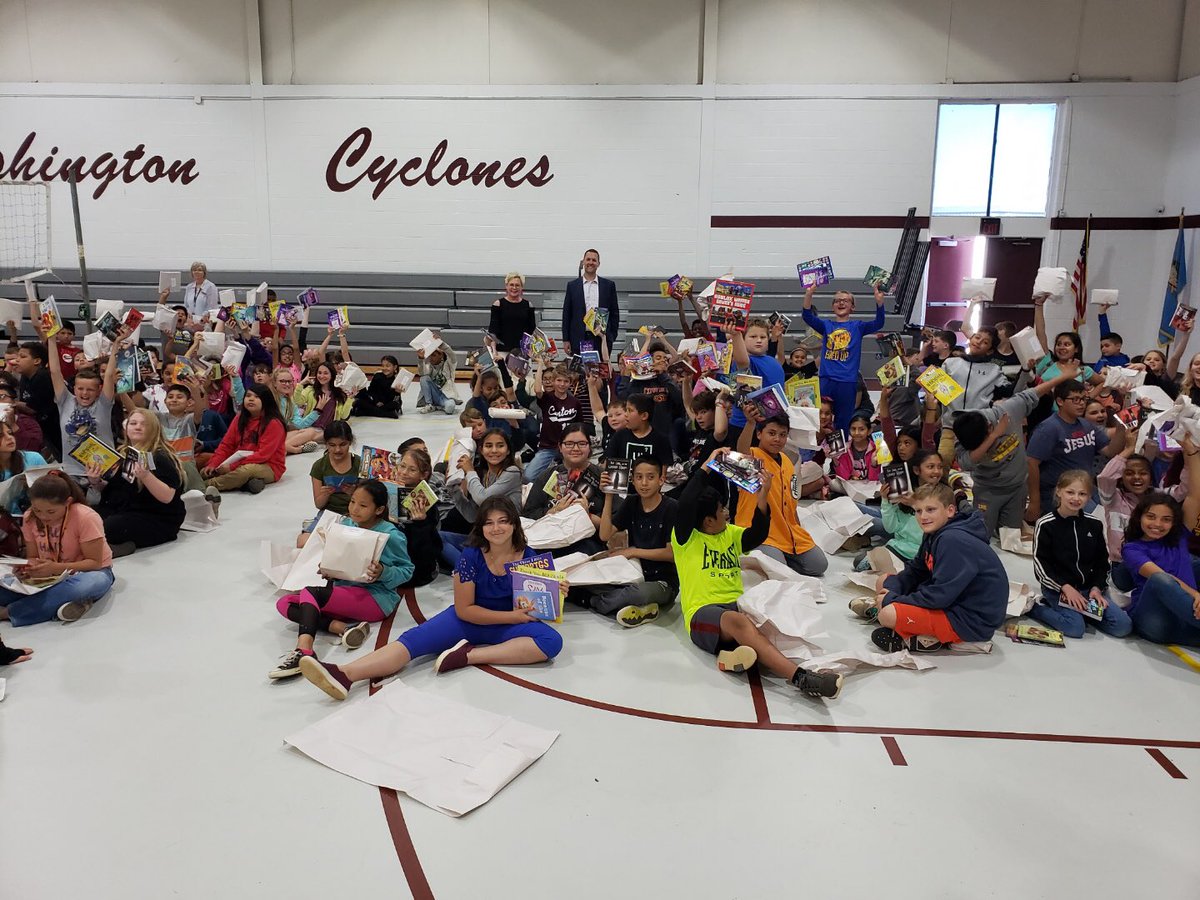 GeneRay22's tweet photo. How awesome is this! Every Student @ WES received the 4 books they wanted to start their own personal library! Thanks to everyone who help make this possible. ( CPSF and Clinton Noon Lions) #cpsreds #oklaed #wes56 https://t.co/YW837rElu8