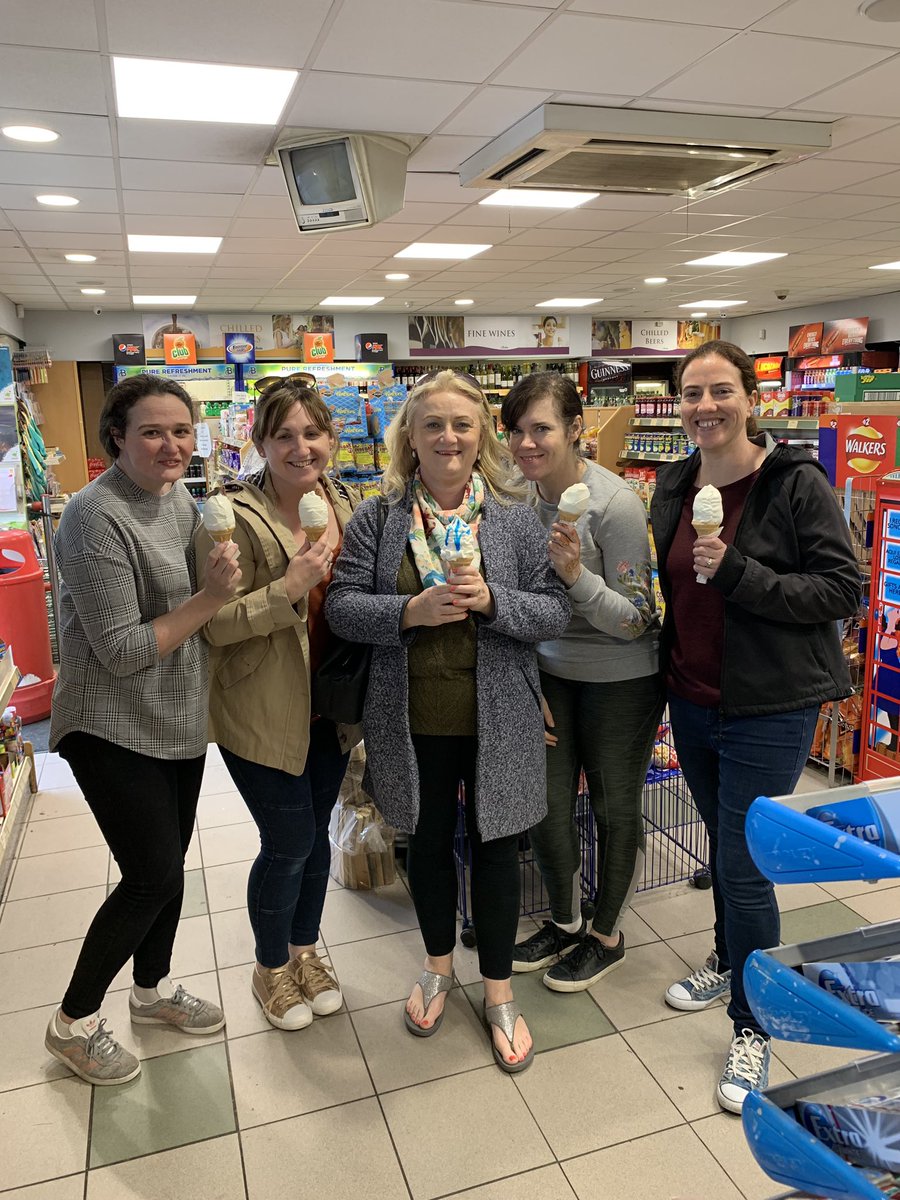 lisamellor22's tweet photo. Thank you to my canvass team for all their help on this lovely evening 😎#FFDoorstep #FFWomen #anirelandforall #ashbourne #stamullen #kentstown https://t.co/iaMjER346a