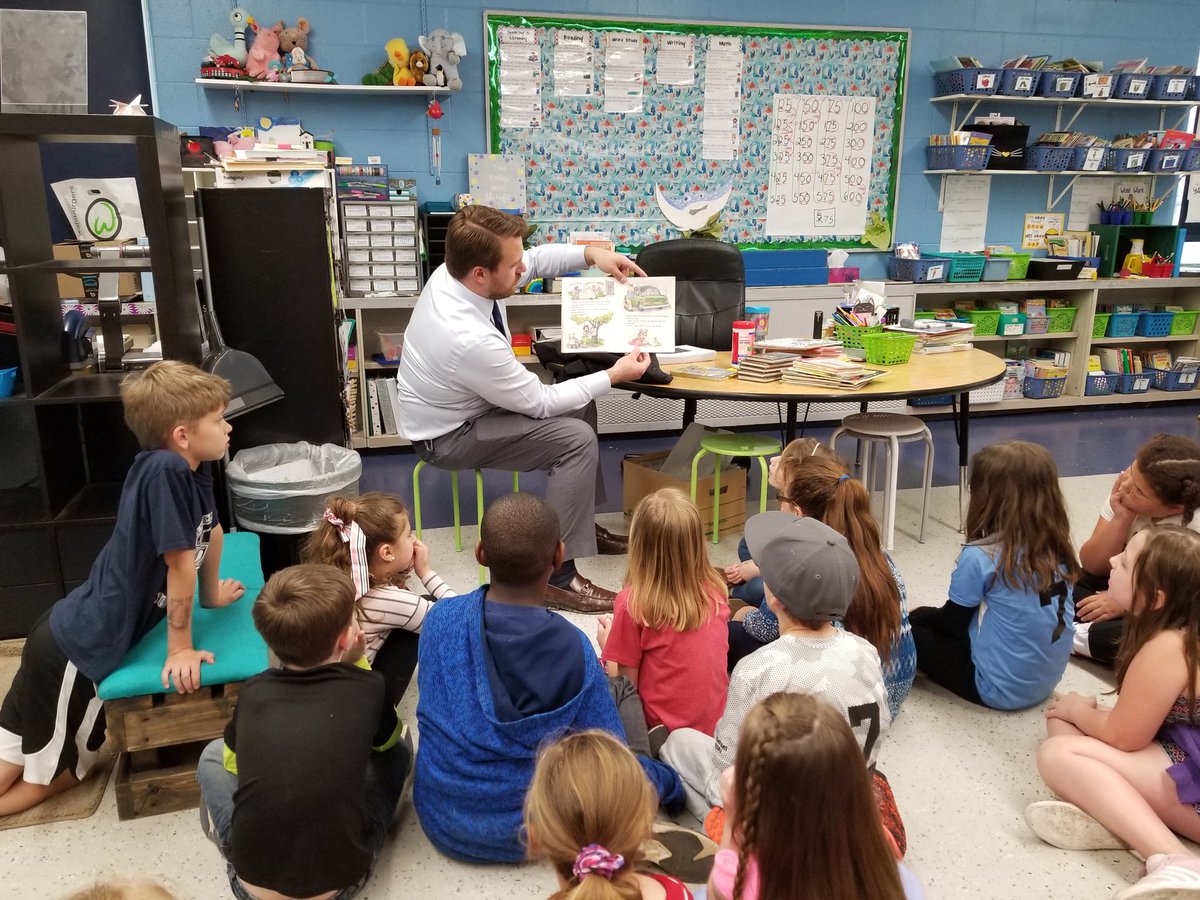 TeixeiraKatie's tweet photo. Thank you @malloryanmom & @6thap for coming in to read to our class today! #Right2ReadWeek #WCconnects @MerwinMustangs @WestCler https://t.co/Vgw2lMeWEZ