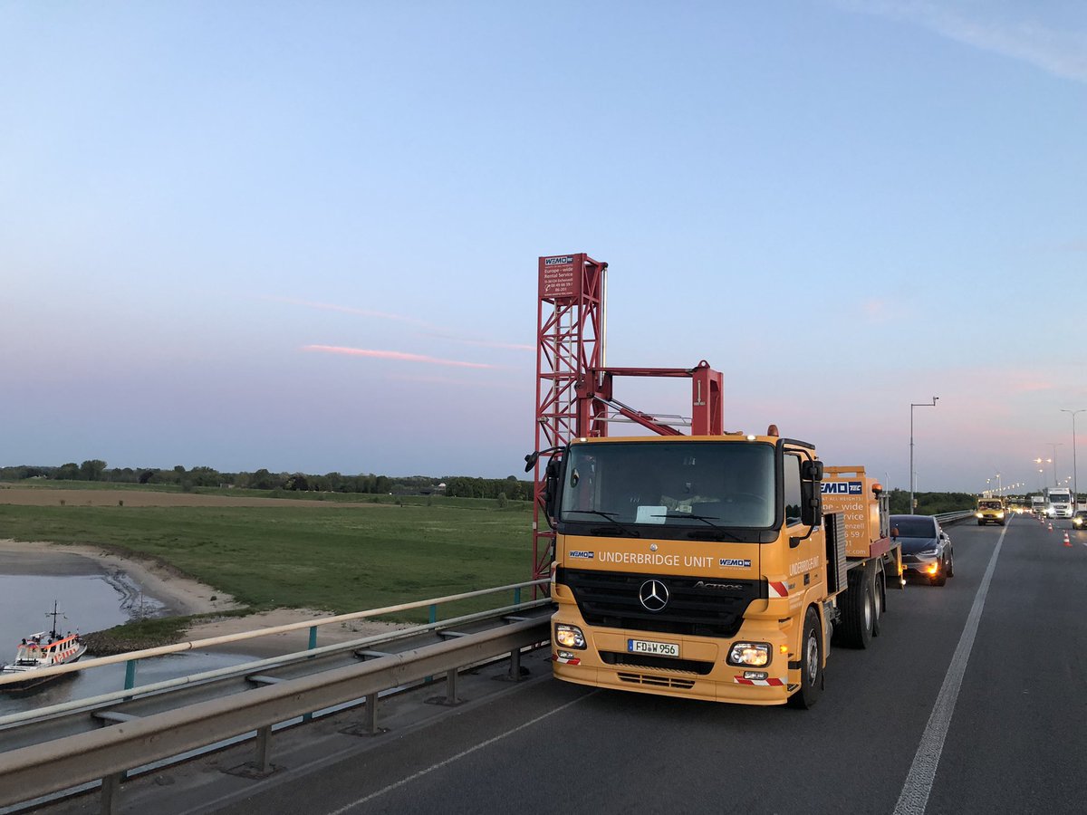 VSPBegeleiding's tweet photo. Coördinatie voor Arcadis.Dit keer combinatie van laagwerker, scheepvaartbegeleiding, verkeersmaatregelen en chrome6onderzoeker. Daarnaast in goede samenwerking met nevenaannemers liften we mee in de grote nachtafsluiting A27. #integraalwerken #metsamenwerkenkomjeverder https://t.co/QX6GEglJmB