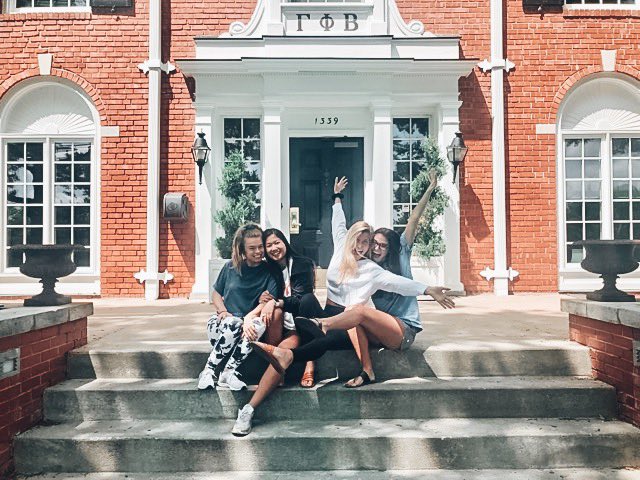 Raise your hand if you’re ready to ace your finals 😍🌟🌈