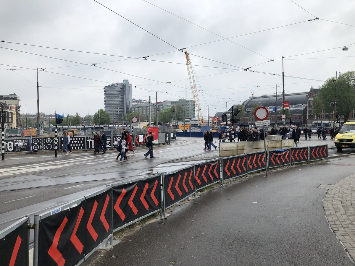 VSPBegeleiding's tweet photo. Wat een puzzelstukjes! In opdracht van #MaxBögl dragen de #BLVC toppers Wicher en Linda bij om dit mogelijk te maken tussen alle (verkeers)stromen en belangen in het hart van Amsterdam voor het Centraal Station. #metsamenwerkenkomjeverder #entreeamsterdam https://t.co/NF4H7YRJeX