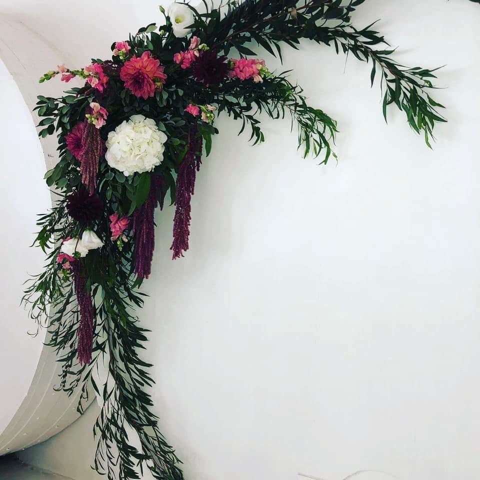 joli_cpt's tweet photo. Creating beautiful wine barrel floral designs.
#Joli #JoliWeddings #CapeTown #Weddings https://t.co/aY1NqWXoAk