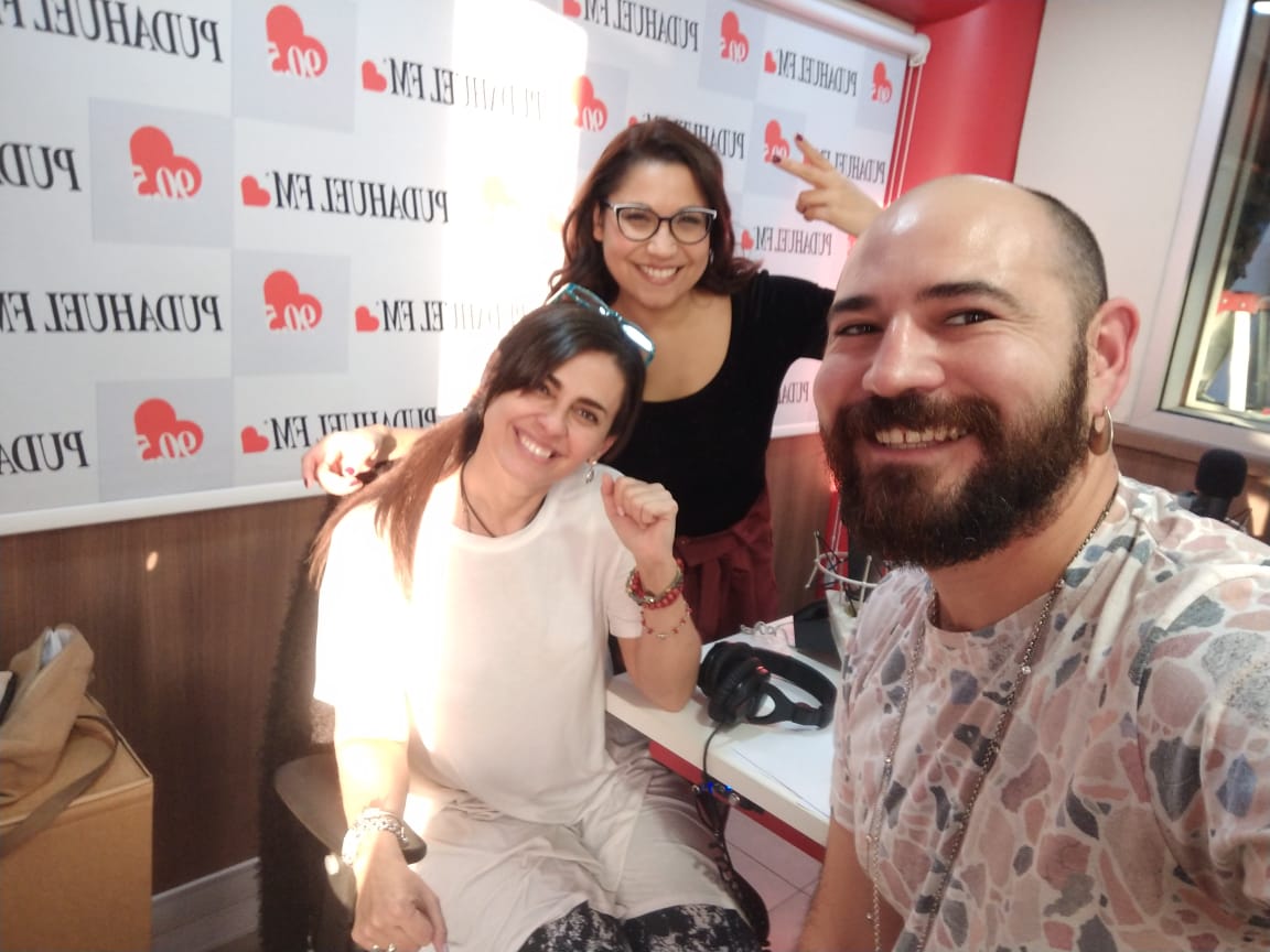 RadioPudahuel's tweet photo. Ya estamos al aire con #Devajot 🔮 en #MuñecasPudahuel. Llámanos al 223812020-21-22 ☎️ Además envíanos tus audios, COMENTARIOS Y BUENA ONDA al +569 94505122 No olvides visitar https://t.co/3gOZnYoBoP 📻 https://t.co/bivz4C39t3