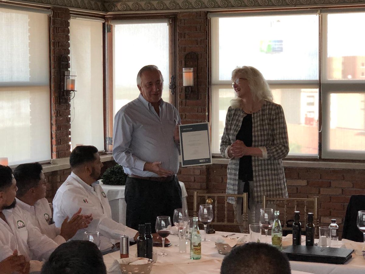 PrivaMX's tweet image. Públicamente expresamos nuestra más sincera felicitación a @metaliser_mx por recibir el Reconocimiento como FULL SERVICE PARTNER🏅 de manos de nuestra CEO @MeinyPrins 
¡Thank you for Creating a Climate for Growth with us!😄

#TeamMetaliser #TeamPriva #FullServicePartner