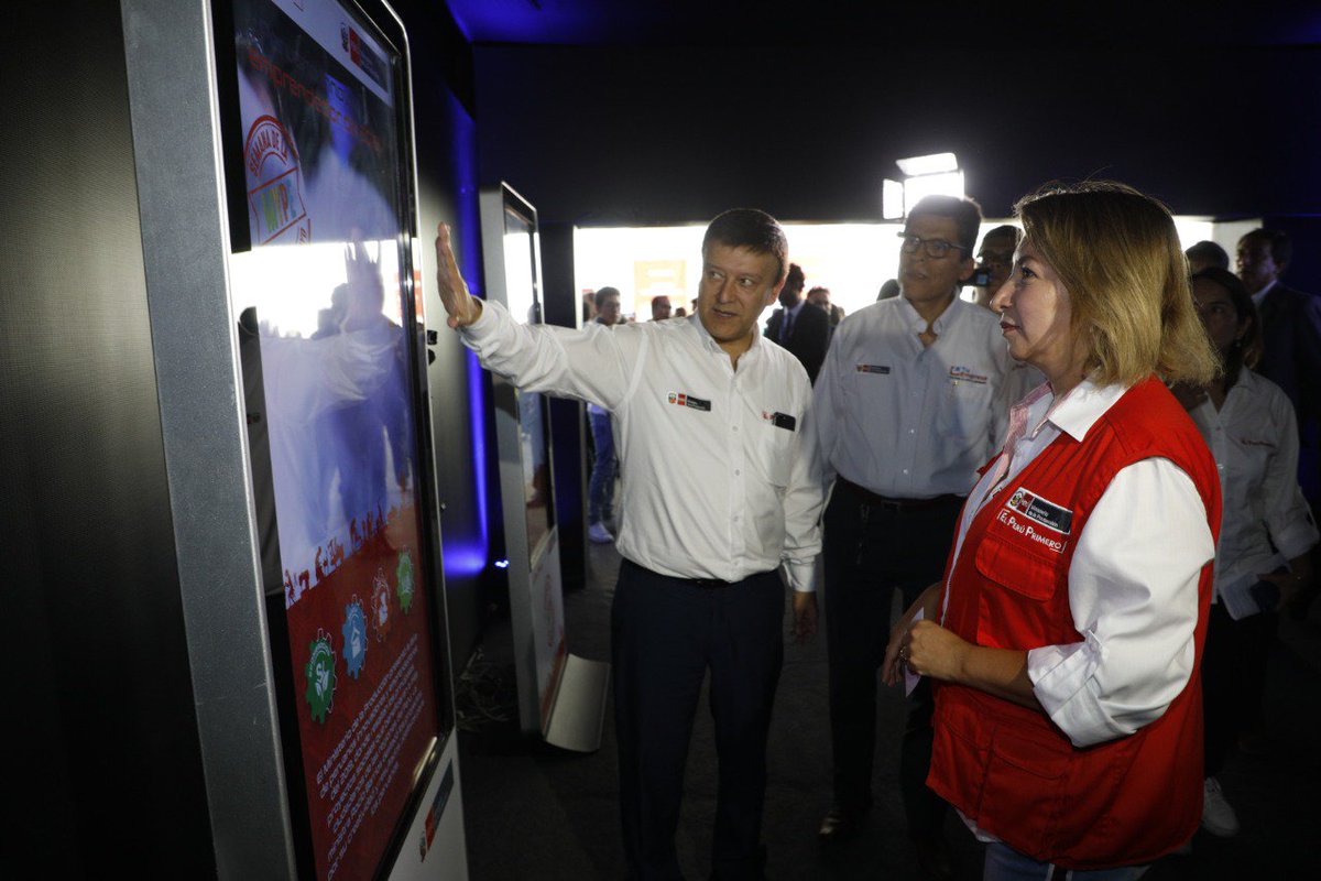 MINPRODUCCION's tweet image. “El gran desafío de las mype es sumarse a la transformación digital y PRODUCE los ayuda en esa tarea con diversas herramientas, como el Kit Digital, que con menores costos y gastos operativos, les permitirá crecer y llegar a nuevos mercados” Ministra Rocío Barrios #SemanaDeLaMYPE