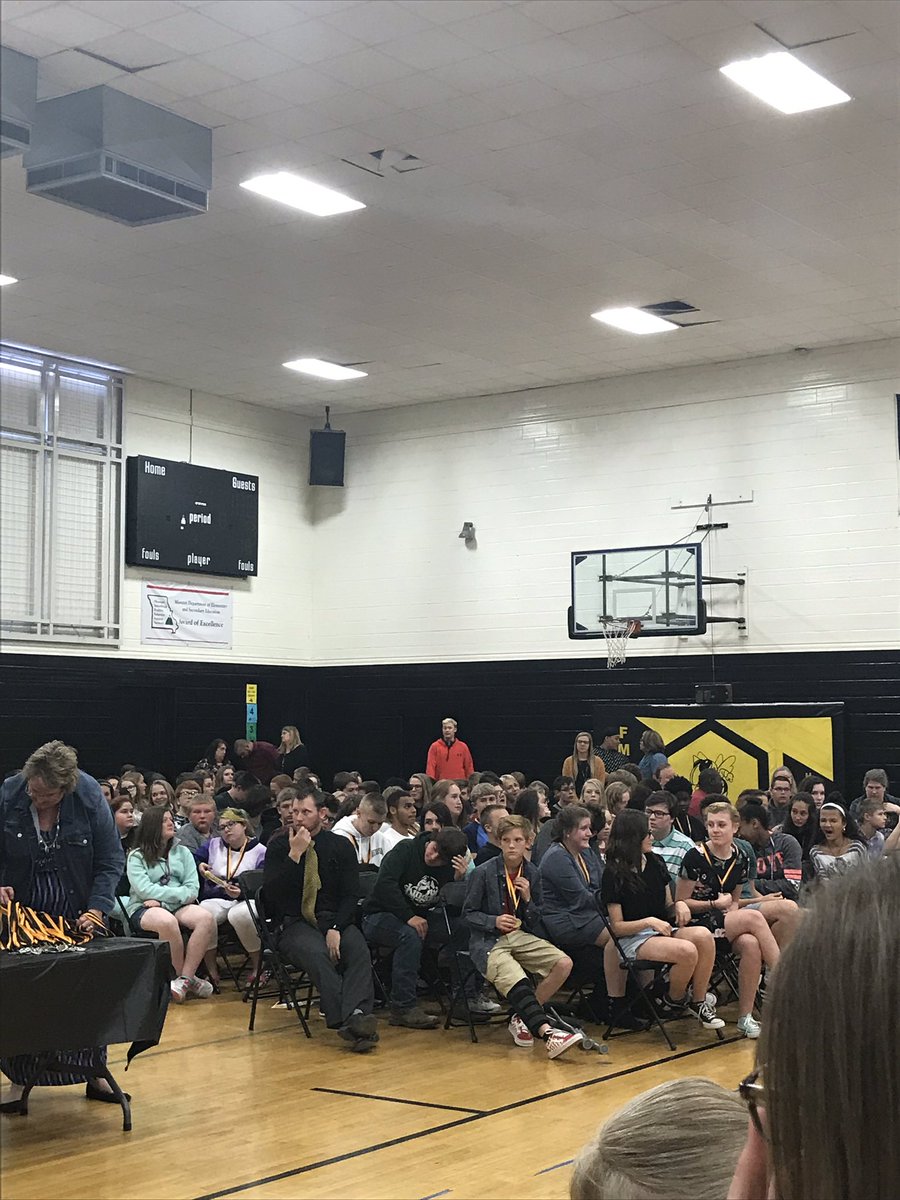 ChiltonELA's tweet photo. 8th grade awards! #fmsteach #fpslearn #fultonproud #gameon https://t.co/jYGlbYHsrn