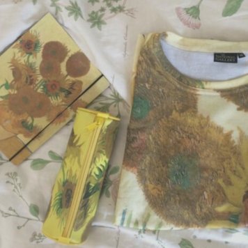 candyoongis's tweet photo. 𝟺𝚞 (𝚝𝚊𝚎𝚔𝚘𝚘𝚔 𝚊𝚞 )

》 onde o taehyung é um iniciante em seu curso de pintura e se aproxima de jungkook que está em seu último ano do curso, só não se lembravam que já tinham se visto em uma exposição do pintor Van Gogh. https://t.co/AH7tL4viWj
