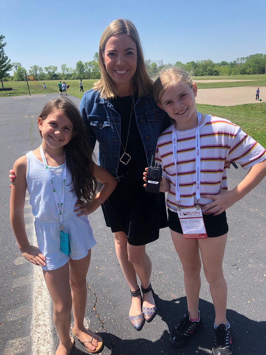 Amazing reward for these girls!  They used their class money to buy the opportunity to be Assistant Principal for 1 hour today!  Thanks Mrs. Schmidtlein!  <a href="/hills_indian/">Indian Hills Elementary</a> <a href="/CSchmidtlein/">Chelsea Schmidtlein</a> #IHEaglesSoar #IHEaglesInAction