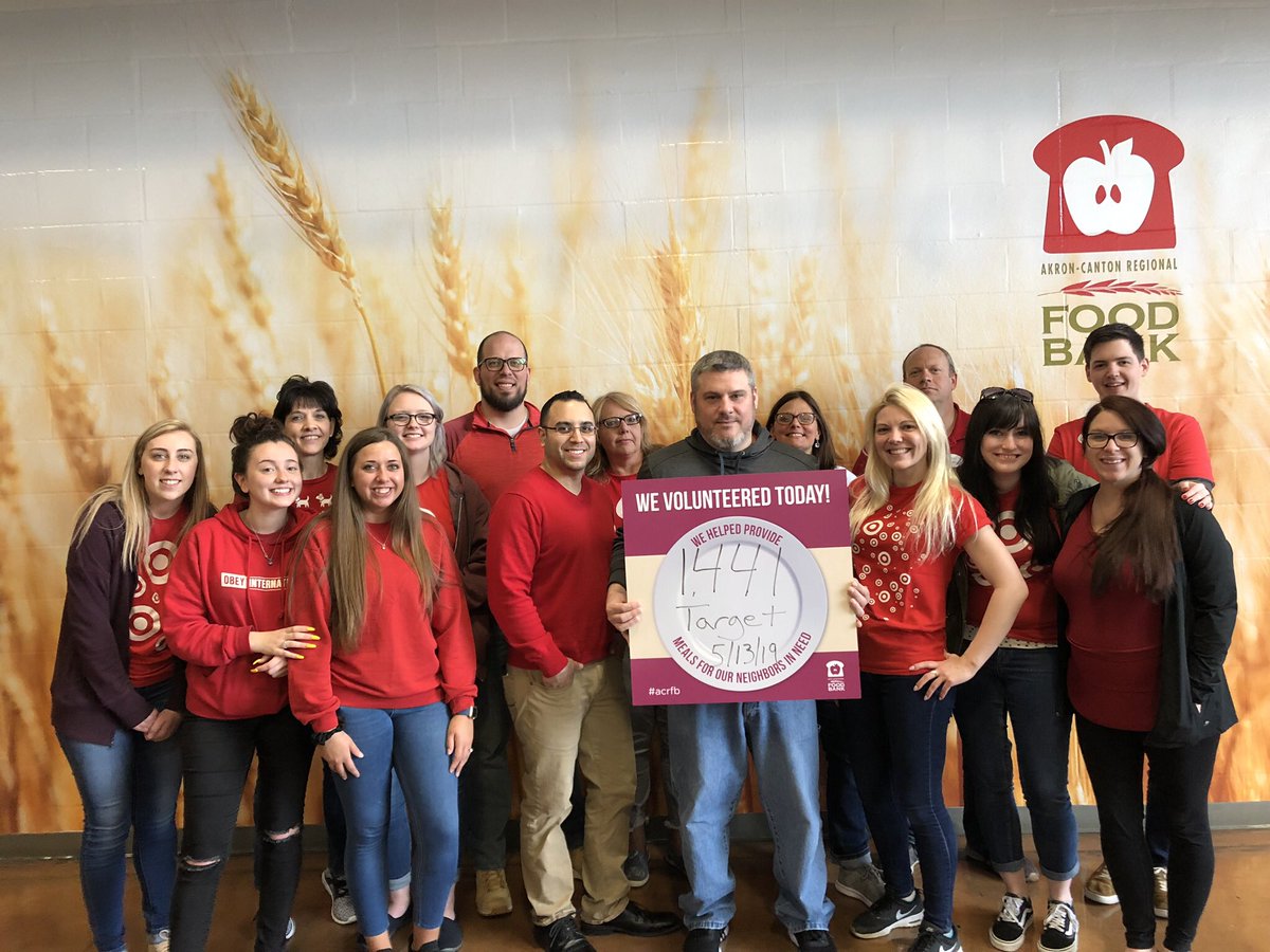 D171 making a difference at Akron Canton Food Bank <a href="/KColeman32/">Keith</a> @AmandaLAmes <a href="/Peacock4Jenny/">Jennifer Peacock</a> #G190futureatheart