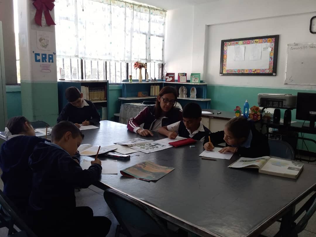 CRA: Equipo de reporteros elaborando periódico mural institucional <a href="/Crazet2011/">Crazet2011</a> <a href="/divceup/">Comunidades ZET</a> @ZonaEducTachira <a href="/BolivarianasZET/">Erika Varela Sayago Escuelas Bolivarianas</a> <a href="/CLIFPJauregui/">CLIFPMV Jáuregui</a> <a href="/charlychaves/">Charly Rojas Chaves</a> <a href="/MariaCmoreno2/">Maria C Moreno</a> @MPPEDUCACION