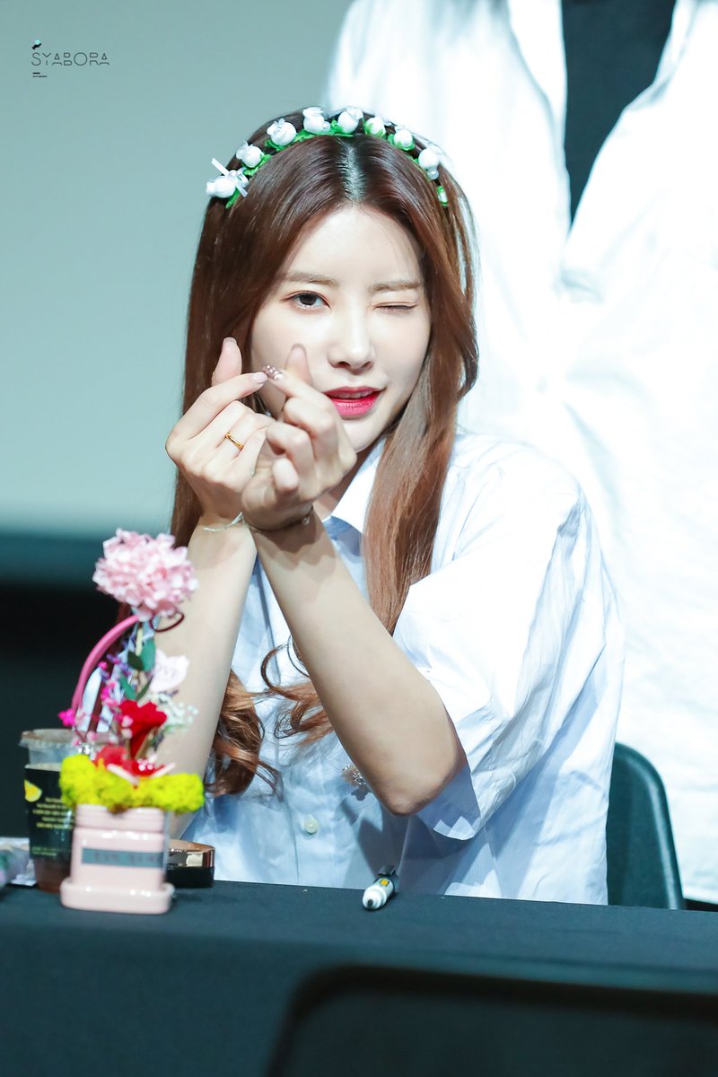 AIDmaxSB's tweet photo. 190512 #다이아 #DIA #NEWTRO #우와 일지아트홀 팬사인회 #희현 #기희현 #캐시 04PICS01 @dia_official -8주동안 정말 고생했어요.캐띠캐띠♡- https://t.co/H7VpFQjDIn