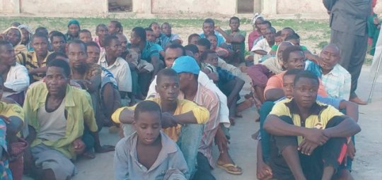 ShabeladaDhexe's tweet photo. Away madaxdeni Qaranka?
away dowladeni?
Bulshada @BalcadD #HirShabelle
Go'doon iyo dhibato aye kujiran.
#Shabelada dhexe mexey kaduwantahay #shabelada Hose oo dowladeni iyo Ciidamada Qalabka sida gurmad inogu fidin waayen?
Farqiga udhexeyo labada shabeele nala arka
@M_Farmaajo https://t.co/DjhEOZ7iog