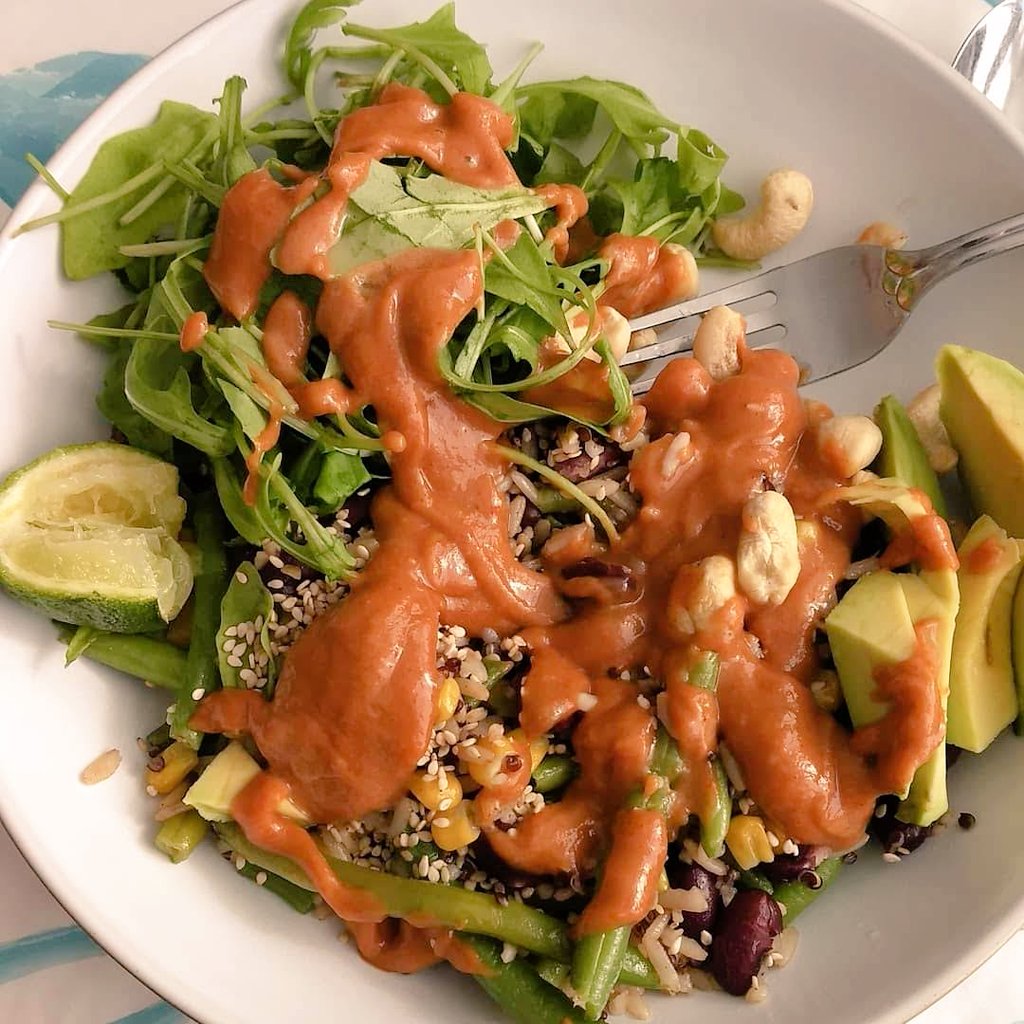 VickCrowe's tweet photo. VEGAN BUDDHA BOWL WITH SPICY PEANUT DRESSING by @HedgeComber
#plantbased #vegan #recipe #yummyfood #followedtherecipeforonce #healthyfood #veganlife #sriracha #husbandapproved #nodairy #dairyfree #nomnomnom #buddhabowl https://t.co/OysHhEueiz