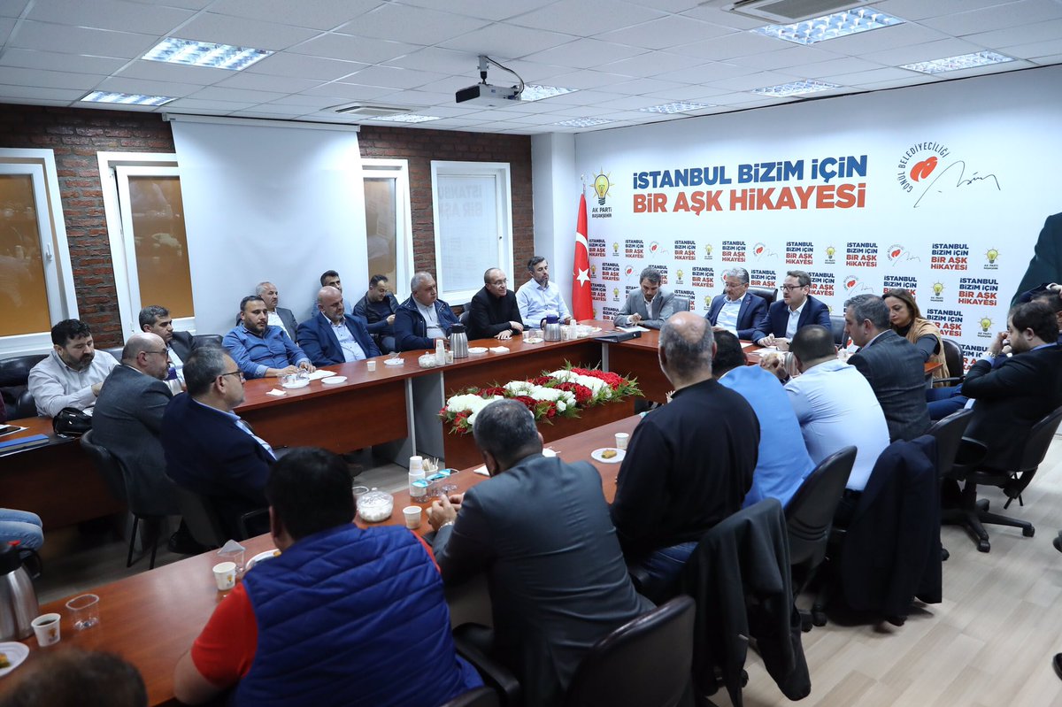 yasinkartoglu's tweet photo. İlk günkü aşkla ve şevkle #DahaGüzelOlacak diye yola çıktık biz; asla yorulmayız. İlçe Başkanlığımızda gerçekleştirdiğimiz toplantıda 23 Haziran İstanbul seçimleri ile ilgili çalışmalarımızın üzerinden geçtik. https://t.co/z0p608ppev