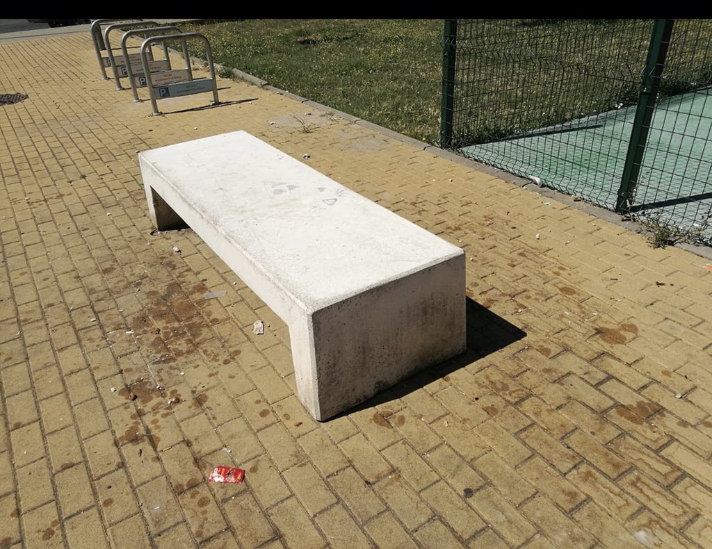 palomapalas's tweet photo. @Ayto_Sevilla @olivapeluca @RetoLipasam @Ayto_Sevilla  no hay derecho que estemos avisando desde ayer , se nos diga que han dado aviso , no vengan a limpiar y se haya cortado hoy una niña , cuando piensan venir a adecentar el parque ? En la feria del año que viene ? No son sus hijos y no les duele https://t.co/6LihXQXzKH