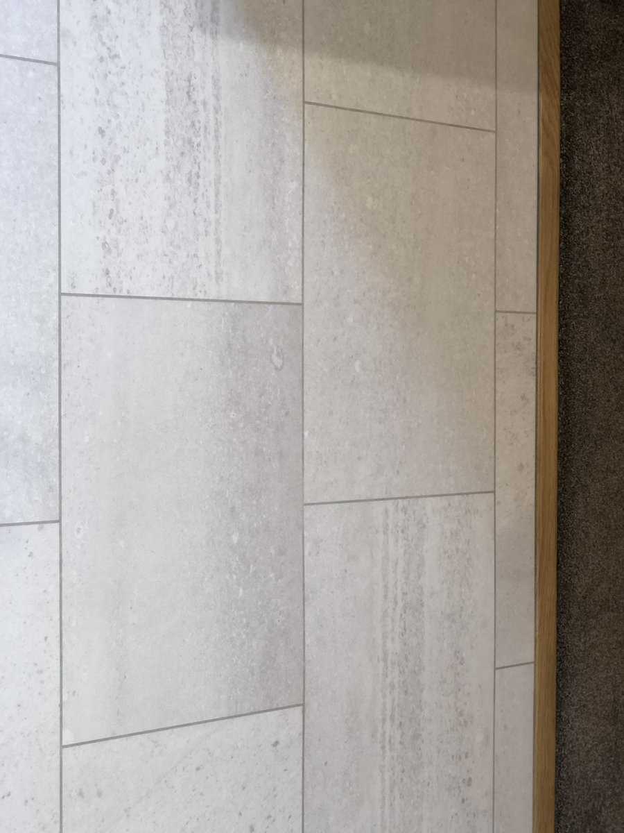 kjonesflooring's tweet photo. This afternoons small kitchen fitted with @KarndeanFloors #KnightTile #ST17 HonedOysterSlate with #Concrete 3mm design strips. Floor prep was #SP101 ply https://t.co/Lk1vKxtpu3