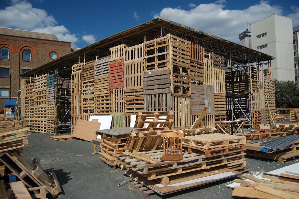 AbiliaInmo's tweet photo. El Jellyfish Theatre de Londres es un edificio construido en su totalidad con materiales reciclados como tarimas de madera y garrafones de agua decorados. Esta obra forma parte de la llamada junkitechture, que ve en los desechos una solución urbanística. #Tendencias #arquitectura https://t.co/oAsiLjQwC2