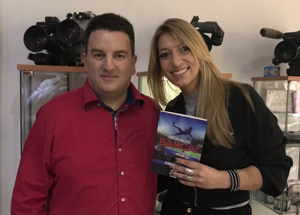 FernandoTarpi_'s tweet photo. Feliz y orgulloso de dedicar mi libro a la cantante, modelo y actriz @_Alexamusic galardonada con el #Hollywood #Music #Award a mejor #Canción #Latina q además es #cule, demostró sus habilidades con el balón y resultó ser simpatiquísima. #PorqueeresdelBarça @10delBarca #AlexaLace https://t.co/pzTHa1DBC5