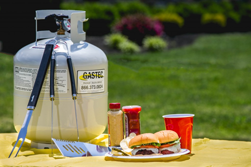 GasTec's tweet photo. Don't get burned by grilling season! Make sure you’re grilling in an appropriate place. That means somewhere outdoors in a well-ventilated space. Never grill inside the garage or in the house. For more tips, visit our blog. https://t.co/fukygTmIyc https://t.co/jii7iKWDft