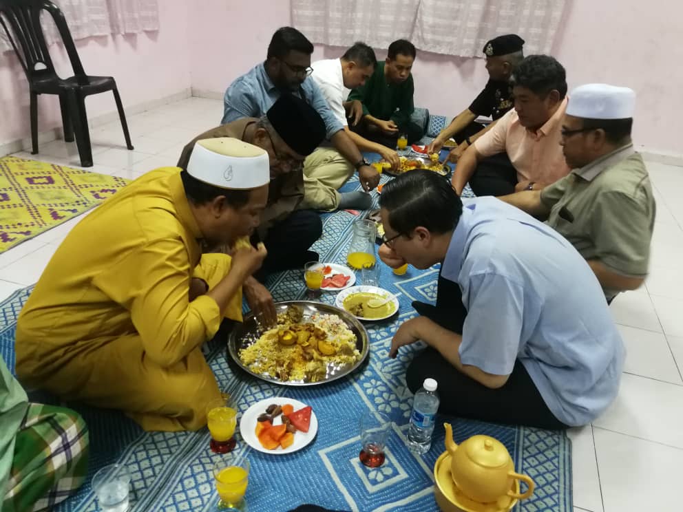 ã€ŒGambar Lim Kit Siang berbuka puasaã€çš„åœ–ç‰‡æœå°‹çµæžœ