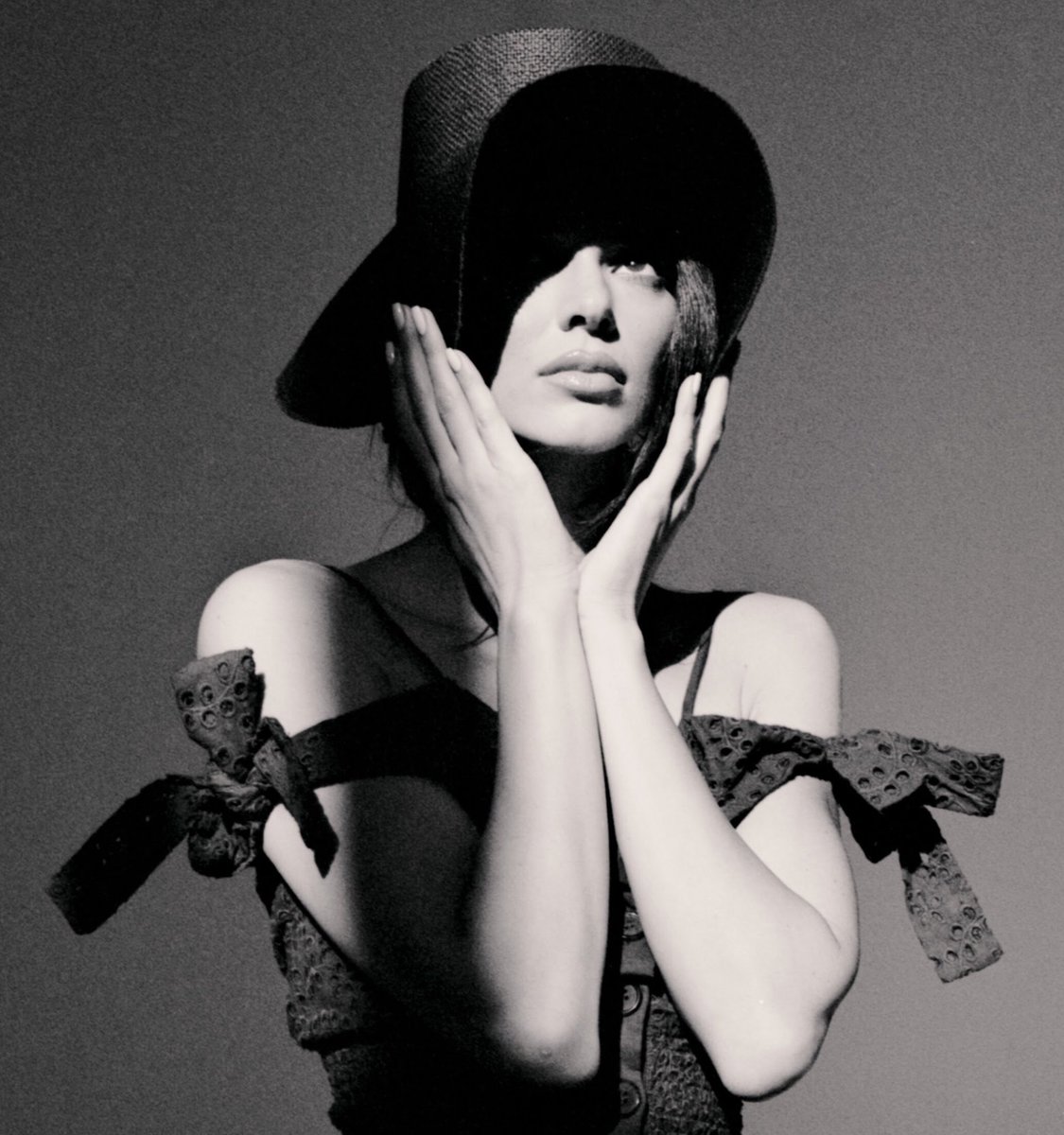 weekly•post tweet media