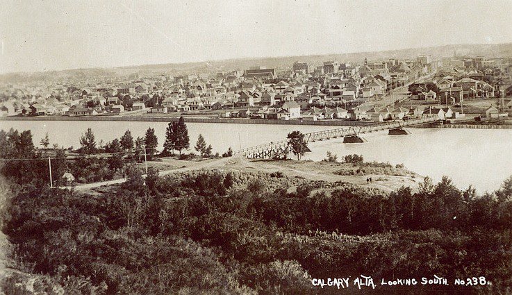 AlanZakrison's tweet photo. The stately Somerville Avenue home was built c1906 by realtor James Paterson and his wife Laura. Paterson was also a shareholder in the Bow River Bridge Company which built the first Centre Street Bridge in 1907. And in 1916, he shot and killed a lynx on #McHughBluff! 5/4 https://t.co/F3AbTEWDBw