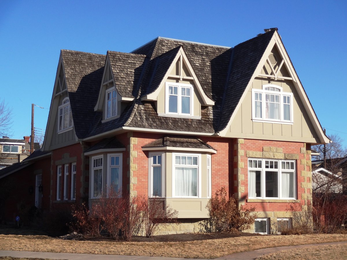 AlanZakrison's tweet photo. The stately Somerville Avenue home was built c1906 by realtor James Paterson and his wife Laura. Paterson was also a shareholder in the Bow River Bridge Company which built the first Centre Street Bridge in 1907. And in 1916, he shot and killed a lynx on #McHughBluff! 5/4 https://t.co/F3AbTEWDBw