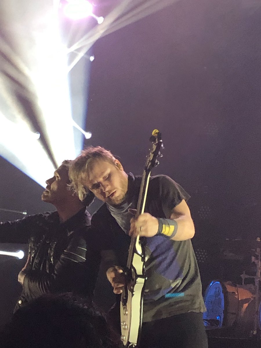 marybeth0097's tweet photo. Amazing night with @ZMyersOfficial @TheBrentSmith @BKerchofficial @ebassprod  always love seeing the #Shinedown guys! ❤️❤️ https://t.co/9lniBXvoFP