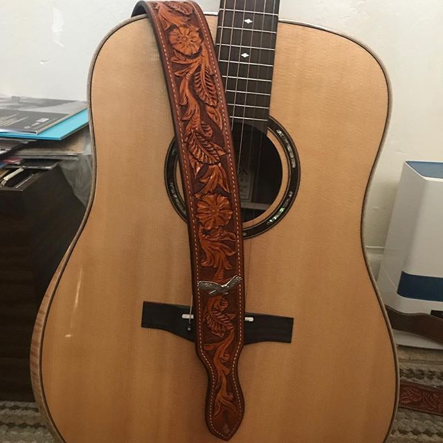 What's your favorite kind of strap?⠀
We're really digging this leather job from Friend of Teton @troutbum801⠀

#tetonguitars #leatherstrap #leather #customstrap #guitar #acoustic #armrest #boomcomfortable #slcmusic