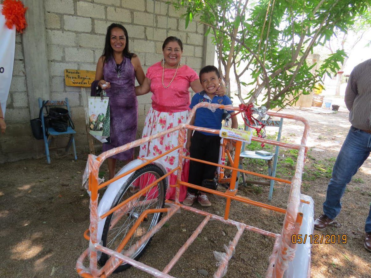 RogeliaGLuis's tweet photo. Este 10 de mayo lo festejamos en la colonia #SimonaRobles compartiendo presentes a las madres de la zona. Un gusto convivir con mi gente en #Juchitán y seguir generando acciones por la defensa de los derechos de las mujeres. https://t.co/VuWWWXb9iH
