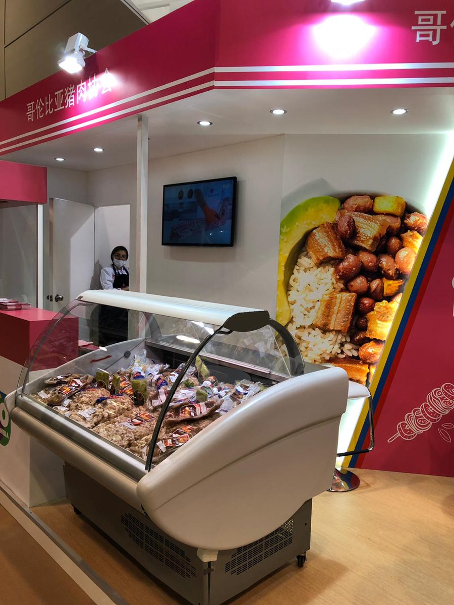 PROCOLOMBIACO's tweet photo. En #HOFEX2019 Hong Kong 🇨🇳 apostamos por la internacionalización de la industria porcícola colombiana 🇨🇴. Acompañamos a @miporkcolombia y @CIPorkco en la primera participación en una feria internacional del sector. Carne de cerdo de calidad y sabor para el mundo 🌏 https://t.co/YyytyBbeJA