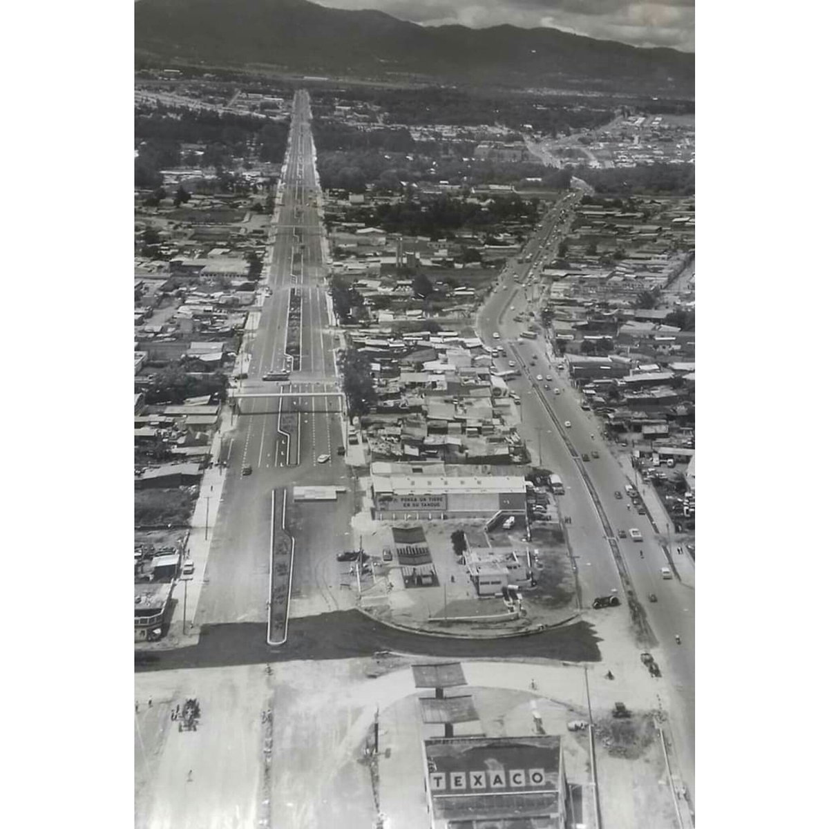 Imagen del recuerdo. Inicio de la #Roosevelt y #CalzadaSanJuan aquí en la Ciudad Capital de Guatemala. Si no estoy mal será más o menos allá por 1960
#photography
#photooftheday
#guatemalaantigua
#recuerdosdeguate
#fotoblancoynegro
#nostalgia
#chavorrucos
#radiografías