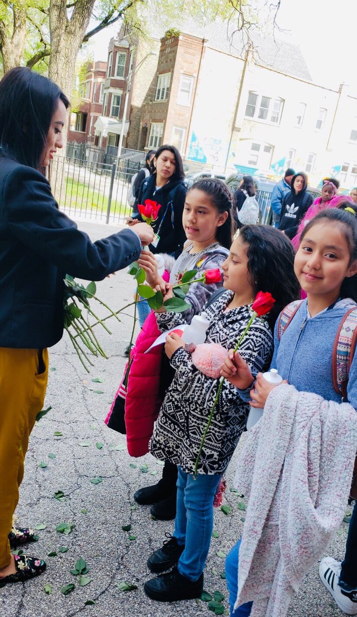 Soy_MiriamLopez's tweet photo. Some roses ๐น for our mommies โค๏ธ
Letโs remind the little ones that even the smallest gesture can make someone smile!
#FlashBacKToFriday #TheRosesAreForYouMom https://t.co/csb78KWX7m